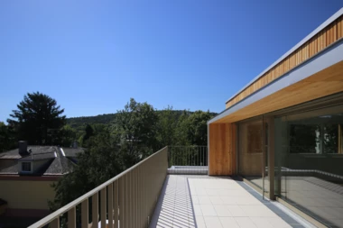 TROY_ALTM_ (10) Balkon mit blauem Himmel und Fenstern nach Innen TROY_ALTM_ (10) Balkon mit blauem Himmel und Fenstern nach Innen