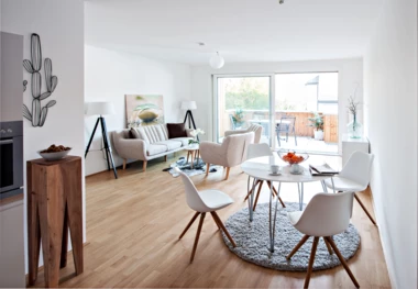 Wohnzimmer mit Couch, Tischen, Stühlen und Balkontür Wohnzimmer mit Couch, Tischen, Stühlen und Balkontür