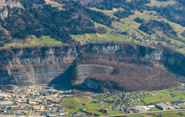 Visualisierung der sechsten und letzten Etappe: Mit dem Vorhaben hofft die Rhomberg Gruppe darauf, das Rheintal weiter mit Rohstoffen versorgen zu können. Auch Wasserbausteine für den Hochwasserschutz können hier gewonnen werden. Visualisierung der sechsten und letzten Etappe: Mit dem Vorhaben hofft die Rhomberg Gruppe darauf, das Rheintal weiter mit Rohstoffen versorgen zu können. Auch Wasserbausteine für den Hochwasserschutz können hier gewonnen werden.