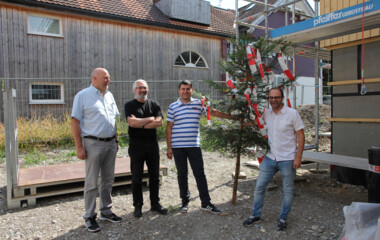 Gruppenbild mit Firstbaum: Bürgermeister Thomas Pinter, Architekt Martin Rümmele, Bauleiter Mitar Simikic und Prokurist Jürgen Loacker von der Wohnbauselbsthilfe feierten die Dachgleiche ihres Wohnbauprojekts in der Herrengasse. Gruppenbild mit Firstbaum: Bürgermeister Thomas Pinter, Architekt Martin Rümmele, Bauleiter Mitar Simikic und Prokurist Jürgen Loacker von der Wohnbauselbsthilfe feierten die Dachgleiche ihres Wohnbauprojekts in der Herrengasse.