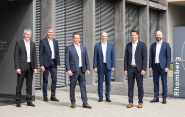 Gemeinsam mit dem vorgeschriebenen Abstand für Rhomberg Bau: Das neue Führungsteam Matthias Moosbrugger, Martin Summer, Gerhard Vonbank, Jürgen Jussel, Tobias Vonach und Rupert Grienberger (v. l. n. r.).
Quelle: Walser Image
Gemeinsam mit dem vorgeschriebenen Abstand für Rhomberg Bau: Das neue Führungsteam Matthias Moosbrugger, Martin Summer, Gerhard Vonbank, Jürgen Jussel, Tobias Vonach und Rupert Grienberger (v. l. n. r.).
Quelle: Walser Image
