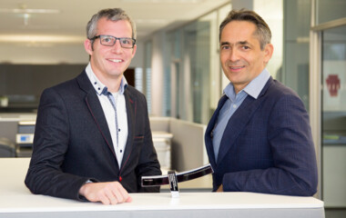 Hubert Rhomberg and Matthias Moosbrugger, Head of Marketing and Communication at the Rhomberg Group, with the Econ-Award.