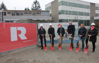 Sorgen gemeinsam für neuen Wohnraum in Lustenau: Ing. Wilhelm Muzyczyn, Geschäftsführer der Alpenländischen Heimstätte, Bürgermeister Kurt Fischer, Christian Jauk von Rhomberg Bau, die Architekten Reinhard und Eveline Drexel sowie Alexandra Schalegg von der Alpenländischen (v. l. n. r.). Sorgen gemeinsam für neuen Wohnraum in Lustenau: Ing. Wilhelm Muzyczyn, Geschäftsführer der Alpenländischen Heimstätte, Bürgermeister Kurt Fischer, Christian Jauk von Rhomberg Bau, die Architekten Reinhard und Eveline Drexel sowie Alexandra Schalegg von der Alpenländischen (v. l. n. r.).