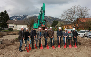 Die Verantwortlichen von Bauherr Wohnbauselbsthilfe, Generalunternehmer Rhomberg Bau, Architekt, Gemeinde und Pfarre gaben gemeinsam den Startschuss für den Bau von 12 gemeinnützigen Wohnungen in Meiningen. Die Verantwortlichen von Bauherr Wohnbauselbsthilfe, Generalunternehmer Rhomberg Bau, Architekt, Gemeinde und Pfarre gaben gemeinsam den Startschuss für den Bau von 12 gemeinnützigen Wohnungen in Meiningen.