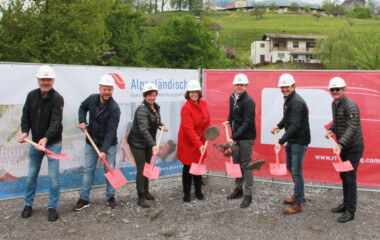 Tatkräftig beim Spatenstich (v.l.n.r.): Michael Wäger (Amtsleiter Gemeinde Schlins), Markus Allgäuer (AH), Bürgermeisterin Gabriele Mähr, AH Prokuristin Schalegg Alexandra, Christian Jauk, Martin Kohler, Architekt DI Gross Dieter. Tatkräftig beim Spatenstich (v.l.n.r.): Michael Wäger (Amtsleiter Gemeinde Schlins), Markus Allgäuer (AH), Bürgermeisterin Gabriele Mähr, AH Prokuristin Schalegg Alexandra, Christian Jauk, Martin Kohler, Architekt DI Gross Dieter.
