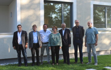 Erwarten die neuen Mieter (v. l. n. r.): Gemeinderat Erich Gisinger, Bürgermeister Fritz Maierhofer, Vizebürgermeister Gerd Hölzl (alle Gemeinde Koblach), AH Prokuristin Alexandra Schalegg, Landesstatthalter Mag. Karlheinz Rüdisser, Architekt DI Reinhard Drexel und Rhomberg Bau Projektleiter DI Bernd Raica. Erwarten die neuen Mieter (v. l. n. r.): Gemeinderat Erich Gisinger, Bürgermeister Fritz Maierhofer, Vizebürgermeister Gerd Hölzl (alle Gemeinde Koblach), AH Prokuristin Alexandra Schalegg, Landesstatthalter Mag. Karlheinz Rüdisser, Architekt DI Reinhard Drexel und Rhomberg Bau Projektleiter DI Bernd Raica.
