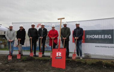 Gemeinsam für ein kleines, feines Bauprojekt in Mäder (v. l. n. r.): Peter Haimerl (Rhomberg Bau), Georg Lora und Markus Dorner (Dorner\Matt), Christian Jauk (Rhomberg Bau), Alexandra Schalegg (Alpenländische), Bürgermeister Rainer Siegele und Markus Allgäuer (Alpenländische). Gemeinsam für ein kleines, feines Bauprojekt in Mäder (v. l. n. r.): Peter Haimerl (Rhomberg Bau), Georg Lora und Markus Dorner (Dorner\Matt), Christian Jauk (Rhomberg Bau), Alexandra Schalegg (Alpenländische), Bürgermeister Rainer Siegele und Markus Allgäuer (Alpenländische).