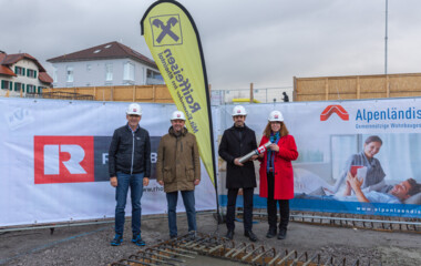 Die BU lautet: Legten den Grundstein für das Rheindorf Lustenau (v. l. n. r.): Martin Summer, Rhomberg Bau, Kurt Fischer, Bürgermeister Lustenau, Lukas Hopfner, Raiffeisenbank Im Rheintal, und Alexandra Schalegg, Alpenländische Gemeinnützige WohnbauGmbH. Die BU lautet: Legten den Grundstein für das Rheindorf Lustenau (v. l. n. r.): Martin Summer, Rhomberg Bau, Kurt Fischer, Bürgermeister Lustenau, Lukas Hopfner, Raiffeisenbank Im Rheintal, und Alexandra Schalegg, Alpenländische Gemeinnützige WohnbauGmbH.