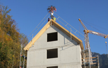 Am Ziel: Beim gemeinsamen Wohnbauprojekt von Alpenländischer Heimstätte und Rhomberg Bau in der Burgstraße, Hohenems, steht der Firstbaum. Am Ziel: Beim gemeinsamen Wohnbauprojekt von Alpenländischer Heimstätte und Rhomberg Bau in der Burgstraße, Hohenems, steht der Firstbaum.