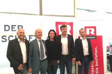 Feierten die Dachgleiche des Ronald McDonald Hauses (v.l.): Robert Schedl (Ronald McDonald Kinderhilfe), Architekt DI Albert Wimmer, Sonja Klima (Ronald McDonald Kinderhilfe), Werner Rünzler, Stefan Wagner (beide Rhomberg Bau)