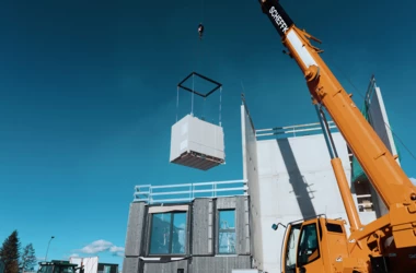 Durch den hohen Vorfertigungsgrad von Myblock ist vor Ort ein einfaches Versetzen per Kran und ein schnelles Zusammenschließen der Haustechnik möglich.
Bild: myblock GmbH