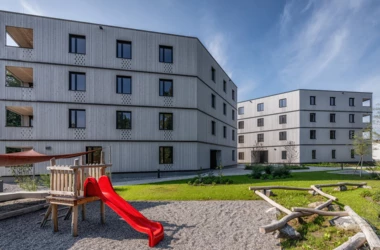 Außen punktet die neue Wohnanlage von WS und Rhomberg Bau mit Holz und qualitativ hochwertigen Freiflächen. Foto: Julian Forte