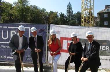 Bauvorhaben Hartäckerstraße 118 (v.l.n.r.): Werner Rünzler (GFL GU-Wien Rhomberg Bau), Heinz Fletzberger (SÜBA-Vorstand), Barbara Schett, Arch. Eveline Malek, Bezirksvorsteher Adolf Tiller. 