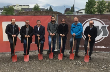 Spatenstich in Wolfurt: Vertreter von Bauherr Wohnbauselbsthilfe, Generalunternehmer Rhomberg Bau, Architekt und Gemeinde feierten den Baustart für eine neue Wohnanlage in der Lerchenstraße.