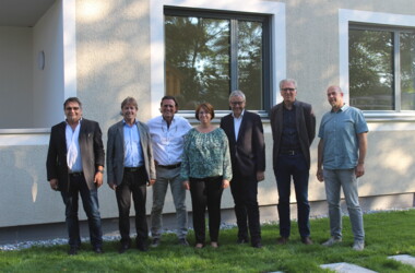 Erwarten die neuen Mieter (v. l. n. r.): Gemeinderat Erich Gisinger, Bürgermeister Fritz Maierhofer, Vizebürgermeister Gerd Hölzl (alle Gemeinde Koblach), AH Prokuristin Alexandra Schalegg, Landesstatthalter Mag. Karlheinz Rüdisser, Architekt DI Reinhard Drexel und Rhomberg Bau Projektleiter DI Bernd Raica.