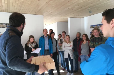 Exkursion durch die Wohnanlage Blattur in Götzis: Alexander Hilbe infomiert die Studierenden der FH-Salzburg.