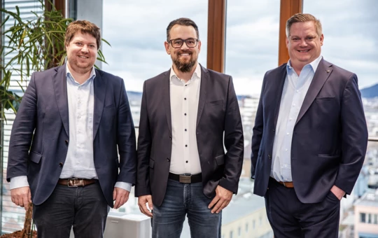 v. l. n. r.: Daniel Leitinger, Geschäftsführer Rhomberg Bau, vplus-Geschäftsführer Bernd Wehinger und OIKOS-Mitgesellschafter Michael Helm bei der Unterschrift des Gesellschaftervertrags für die neue RhOi Beteiligungs GmbH. Bild: Rhomberg Bau