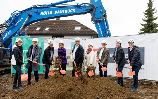 Verantwortliche von Bauherr, Generalunternehmen und Gemeinde beim offiziellen Spatenstich zum ersten gemeinsamen Wohnbauprojekt von ÖSW und Rhomberg Bau in Vorarlberg. Bild: Rhomberg Bau