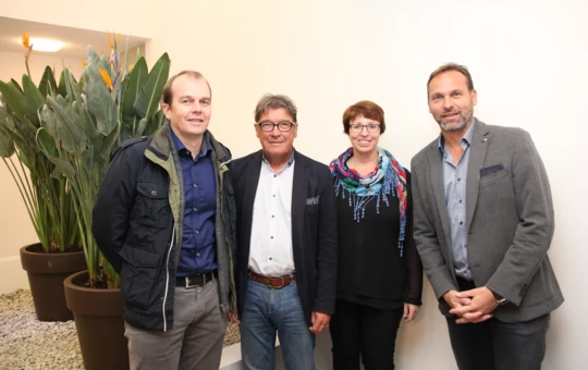 Christian Jauk von Rhomberg Bau, Ing. Wilhelm Muzyczyn und Alexandra Schalegg von der Alpenländischen sowie Architekt Dipl. Ing. Bernd Spiegel (v. l. n. r.) im Atrium ihrer neuen Wohnanlage in Hohenems.