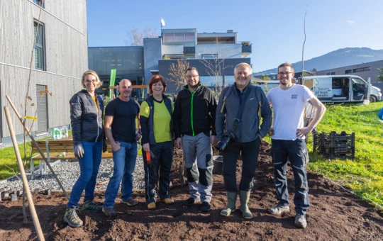 Katharina Fuchs, Stefan Mittersteiner und Andrea Moosbrugger von Rhomberg Bau waren gemeinsam mit Grundstücksbesitzer und Sponsor Stefan Raggl, Naturfotograf Conrad Amber und Martin Rohner von WoodRocks Bau im Einsatz für den Klimaschutz.