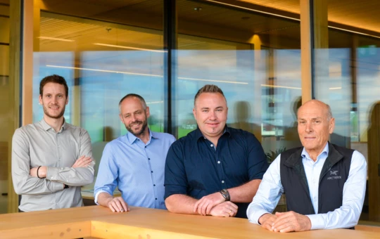 Die neue Geschäftsführung der Sohm HolzBautechnik Kilian Sohm (l.), Andreas Kempf (2. v. l.) und Christian Milz (2. v. r.) mit dem Gründer des Unternehmens, Thomas Sohm (r.). Bildnachweis: Rhomberg Bau Gruppe