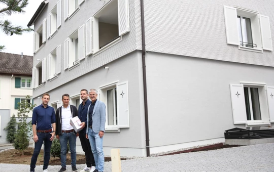 Freuten sich gemeinsam über den erfolgreichen Abschluss des Bauvorhabens „Kohler Quartier“ (v. l. n. r.): Projektleiter Hannes Natter und Tobias Vonach von Rhomberg Bau mit Bauherr Florian Schertler sowie Ernst Thurnher, Geschäftsführer der Rhomberg Gruppe. Bildnachweis: Rhomberg Bau
Freuten sich gemeinsam über den erfolgreichen Abschluss des Bauvorhabens „Kohler Quartier“ (v. l. n. r.): Projektleiter Hannes Natter und Tobias Vonach von Rhomberg Bau mit Bauherr Florian Schertler sowie Ernst Thurnher, Geschäftsführer der Rhomberg Gruppe. Bildnachweis: Rhomberg Bau