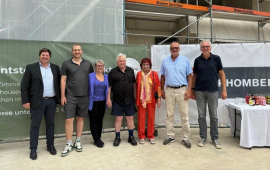 Feierten gemeinsam die Fertigstellung des Rohbaus (v. l. n. r.): Rhomberg Bau-Geschäftsführer Daniel Leitinger, Sohn Raphael und Bauherrin Pia Lengauer mit Pias Eltern Hermann und Hedwig Bischof sowie Donald Gebhardt von Gebhardt Immobilien und Architekt Reinhard Drexel. Bildnachweis: Rhomberg Bau Feierten gemeinsam die Fertigstellung des Rohbaus (v. l. n. r.): Rhomberg Bau-Geschäftsführer Daniel Leitinger, Sohn Raphael und Bauherrin Pia Lengauer mit Pias Eltern Hermann und Hedwig Bischof sowie Donald Gebhardt von Gebhardt Immobilien und Architekt Reinhard Drexel. Bildnachweis: Rhomberg Bau
