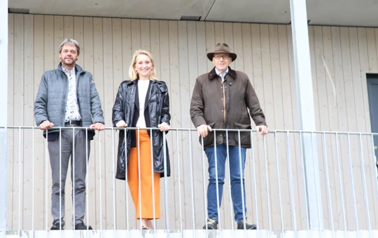 Gruppenbild mit Richtbaum (v.l.n.r.): Joachim Nägele, Geschäftsführer Rhomberg Bau und WoodRocks Gmbh, Lindaus Oberbürgermeisterin Dr. Claudia Alfons sowie GWG-Geschäftsführer Alexander Mayer. Bildnachweis: Rhomberg Bau Gruppenbild mit Richtbaum (v.l.n.r.): Joachim Nägele, Geschäftsführer Rhomberg Bau und WoodRocks Gmbh, Lindaus Oberbürgermeisterin Dr. Claudia Alfons sowie GWG-Geschäftsführer Alexander Mayer. Bildnachweis: Rhomberg Bau