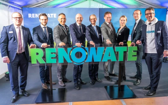 Verantwortliche und Gäste bei der offiziellen Enthüllung des Firmenlogos des neuen Joint-Ventures Renowate (v.l.n.r.): Andreas Miltz (Renowate), Felix Heinrichs (Oberbürgermeister Mönchengladbach), Hubert Rhomberg (Rhomberg Bau), Dr. Rolf Bösinger (Staatssekretär beim Bundesministerium für Wohnen, Stadtentwicklung und Bauwesen), Lars von Lackum (LEG), Jan-Hendrik Goldbeck (Goldbeck), Susanne Schröter-Crossan (LEG), Uwe Bigalke (dena) und Dr. Volker Wiegel (LEG). (Bildquelle: Jochen Tack)