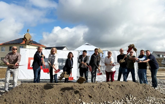 Vertreter aus Politik, Stadtverwaltung, Rhomberg Bau GmbH sowie Wurm Gesamtplanung freuten sich mit Bürgermeister Dirk Bastin (2. v. l.) über den Spatenstich für das neue Bauprojekt des Eigenbetriebs Städtische Wohnungen. Foto: Rhomberg Bau