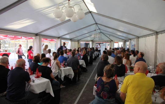 „Volles Haus“ beim Richtfest des Wohnprojekts „Atrium Wohnen“ in Kempten.