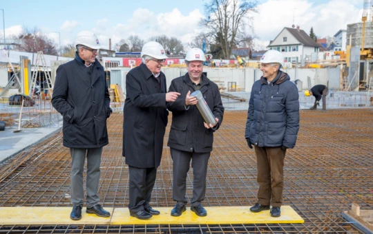 Bei der Grundsteinlegung: Martin Summer, Geschäftsführer von Rhomberg Bau, Bürgermeister Michael Simma, Erich Mayer, Geschäftsführer Wohnbauselbsthilfe, und Walter-Heinz Rhomberg (v. l. n. r.) auf dem Baufeld des „Bäumlequartiers am See“.