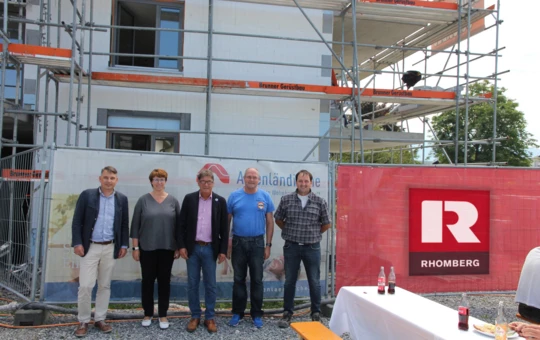 Hatten auch ohne Firstfeier viel Freude an der Rohbaufertigstellung der Wohnanlage in Fußach (v. l. n. r.): Architekt Dipl.-Ing. Jürgen Matt MSc ZT, Projektleiterin Alexandra Schalegg von der AH, AH-Geschäftsführer Ing. Wilhelm Muzyczyn, Kurt Schönberger vom Gemeindeamt Fußach und Rhomberg Bau Projektleiter Peter Haimerl.