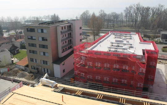 Machen bereits eine gute Figur: Zwei der neu errichteten Baukörper im „Bäumlequartier am See“ von Rhomberg Bau. Im Vordergrund ist das Dach der originalgetreu nachgebauten alten Fabrikhalle zu sehen. Bereits im Herbst wird der zweite und finale Bauabschnitt starten. Machen bereits eine gute Figur: Zwei der neu errichteten Baukörper im „Bäumlequartier am See“ von Rhomberg Bau. Im Vordergrund ist das Dach der originalgetreu nachgebauten alten Fabrikhalle zu sehen. Bereits im Herbst wird der zweite und finale Bauabschnitt starten.