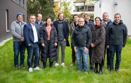 Die Verantwortlichen der Alpenländischen und von Rhomberg Bau sowie Lustenaus Bürgermeister Dr. Kurt Fischer begrüßten die neuen Mieter. Foto: Alpenländische/Julienne Speckle
Die Verantwortlichen der Alpenländischen und von Rhomberg Bau sowie Lustenaus Bürgermeister Dr. Kurt Fischer begrüßten die neuen Mieter. Foto: Alpenländische/Julienne Speckle