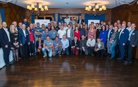 Vor dem Vorhang: Die Rhomberg Gruppe feiert ihre Jubilare. ©Mike Siblik Vor dem Vorhang: Die Rhomberg Gruppe feiert ihre Jubilare. ©Mike Siblik
