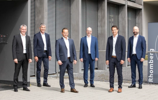 Gemeinsam mit dem vorgeschriebenen Abstand für Rhomberg Bau: Das neue Führungsteam Matthias Moosbrugger, Martin Summer, Gerhard Vonbank, Jürgen Jussel, Tobias Vonach und Rupert Grienberger (v. l. n. r.).
Quelle: Walser Image
