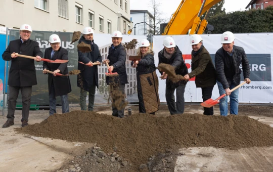 Startschuss für den Premierenbau: Vertreter von Land, Stadt Feldkirch, Bauherr und Generalunternehmen beim offiziellen ersten Spatenstich. Startschuss für den Premierenbau: Vertreter von Land, Stadt Feldkirch, Bauherr und Generalunternehmen beim offiziellen ersten Spatenstich.