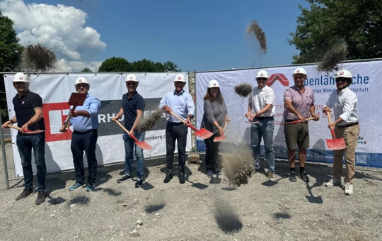 Strahlende Gesichter bei strahlendem Sonnenschein (v.l.n.r.): Martin Kohler (Rhomberg Bau), Ortsvorsteher Peter Stieger, Markus Allgäuer (AGW), Bürgermeister Wolfgang Matt, Alexandra Schalegg (AGW), Christian Jauk (Rhomberg Bau), Wilhelm Hager (Hager Plan GmbH) und Luca Ordonselli (Dorner\Matt\Architekten).