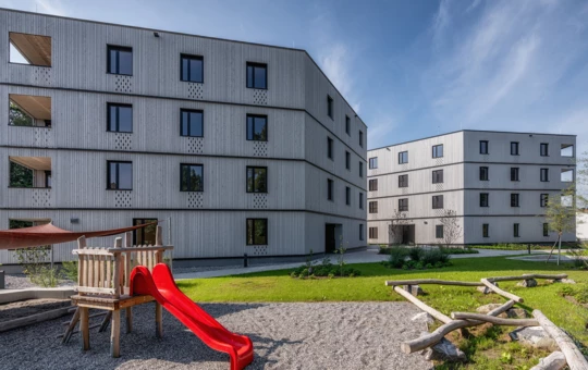 Außen punktet die neue Wohnanlage von WS und Rhomberg Bau mit Holz und qualitativ hochwertigen Freiflächen. Foto: Julian Forte Außen punktet die neue Wohnanlage von WS und Rhomberg Bau mit Holz und qualitativ hochwertigen Freiflächen. Foto: Julian Forte