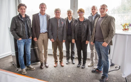Freuten sich mit den neuen Mietern: Architekt Dieter Vetter, Bürgermeister Markus Linhart, Ing. Wilhelm Muzyczyn (AH), Kommerzialrat Walter-Heinz Rhomberg, Alexandra Schalegg (AH), Christian Jauk und Martin-Christian Schuler (Rhomberg Bau) (v. l. n. r.)