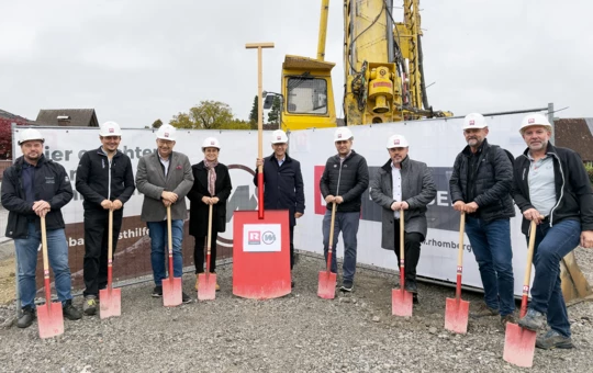 Verantwortliche von Bauherr Wohnbauselbsthilfe, Generalunternehmer Rhomberg Bau sowie der Gemeinde beim gemeinschaftlichen Spatenstich. Bild: Rhomberg Bau
Verantwortliche von Bauherr Wohnbauselbsthilfe, Generalunternehmer Rhomberg Bau sowie der Gemeinde beim gemeinschaftlichen Spatenstich. Bild: Rhomberg Bau