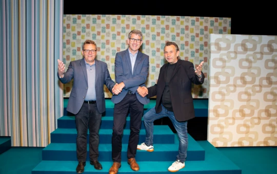 Vorhang auf für die Kulturförderung: Augustin Jagg (links) und Hubert Dragaschnig (rechts) vom Theater Kosmos heißen Geschäftsführer Martin Summer vom Sponsor Rhomberg Bau in ihrer Mitte willkommen. Vorhang auf für die Kulturförderung: Augustin Jagg (links) und Hubert Dragaschnig (rechts) vom Theater Kosmos heißen Geschäftsführer Martin Summer vom Sponsor Rhomberg Bau in ihrer Mitte willkommen.