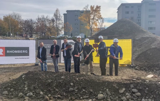 Hatten sichtlich Spaß bei der Einweihung der Baustelle in Hard: Jürgen Loacker (WSH), Stefan Gruber (Architekt KGM), Alexander Stuchly (GF i+R), Harald Köhlmeier (BM Hard), Erich Mayer (GF WSH), Summer Martin (GF Rhomberg Bau) und Josef Jenny (WSH) (v. l. n. r.). Hatten sichtlich Spaß bei der Einweihung der Baustelle in Hard: Jürgen Loacker (WSH), Stefan Gruber (Architekt KGM), Alexander Stuchly (GF i+R), Harald Köhlmeier (BM Hard), Erich Mayer (GF WSH), Summer Martin (GF Rhomberg Bau) und Josef Jenny (WSH) (v. l. n. r.).