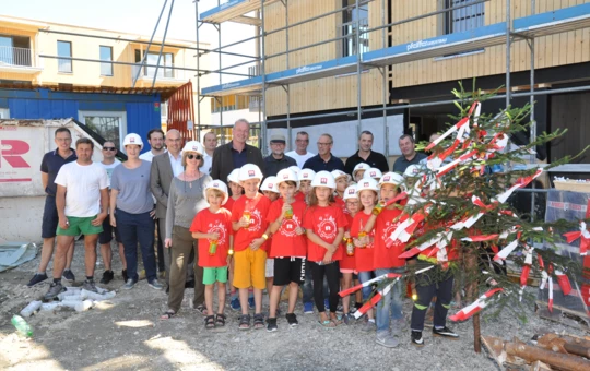 Bauherr, Generalunternehmer, Architekten und Handwerker feierten gemeinsam mit Kindern der benachbarten Volksschule die Dachgleiche des Holzbauprojekts „Blattur“ in Götzis.
Bauherr, Generalunternehmer, Architekten und Handwerker feierten gemeinsam mit Kindern der benachbarten Volksschule die Dachgleiche des Holzbauprojekts „Blattur“ in Götzis.