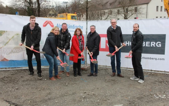 Der Spatenstich in Gisingen fand noch statt: Verantwortliche von Alpenländischer, Rhomberg Bau, Gemeinde und Architekt auf dem Baufeld in der Oberaustraße.