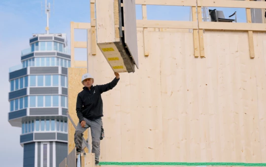 Hoch hinaus: Durch Vorfertigung und Systematisierung wächst das Holzgebäude in Radolfzell deutlich schneller in die Höhe als vergleichbare Massivbauten. Bildquelle: Julien.Film