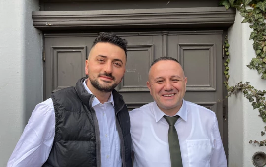 Freuen sich auf ihre Gäste: Agron Abdulai (l.) und Florim Rexhepi (r.), die neuen Pächter der „Ristorante Pizzeria Färber’s“ in Rhomberg’s Fabrik. Quelle: Rhomberg’s Fabrik Freuen sich auf ihre Gäste: Agron Abdulai (l.) und Florim Rexhepi (r.), die neuen Pächter der „Ristorante Pizzeria Färber’s“ in Rhomberg’s Fabrik. Quelle: Rhomberg’s Fabrik