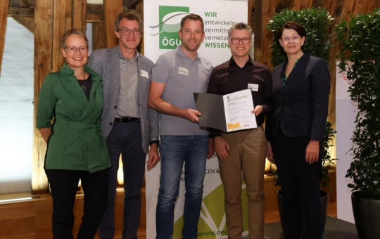 Freuen sich gemeinsam über den ÖGUT-Umweltpreis (v. l. n. r.): ÖGUT-Generalsekretärin Monika Auer, Sponsorenvertreter Stephan Bruck von AQA, Thomas Witsch, Geschäftsfeldleiter Steinbruch, und Stefan Rusch, Geschäftsführer, von Rhomberg Bau, sowie ÖGUT-Vorstandspräsidentin Mag. Andrea Reithmayer. Foto: Katharina Schiffl für ÖGUT