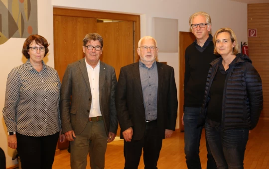 Freuten sich mit den neuen Mietern (v. l. n. r.): Alexandra Schalegg und Ing. Wilhelm Muzyczyn von der Alpenländischen, Bürgermeister Ing. Dietmar Summer sowie die Architekten Reinhard und Eveline Drexel.
Bild: DERFRITZ Grafik und Fotografie e.U. // derfritz.at